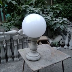 Светильник с бетонным основанием «Шар на ножке»